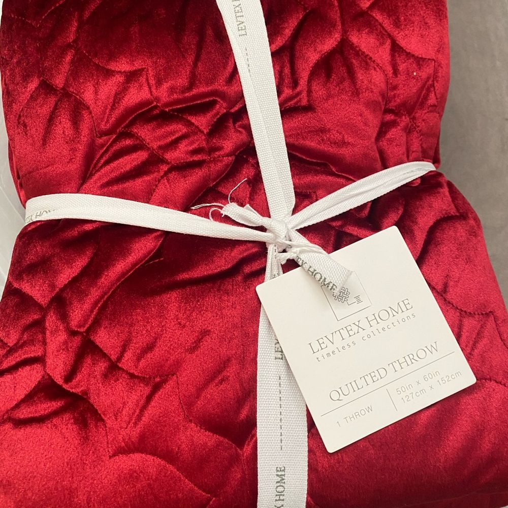 Levtex Home BH CASERTA VELVET RED THROW 50x60”